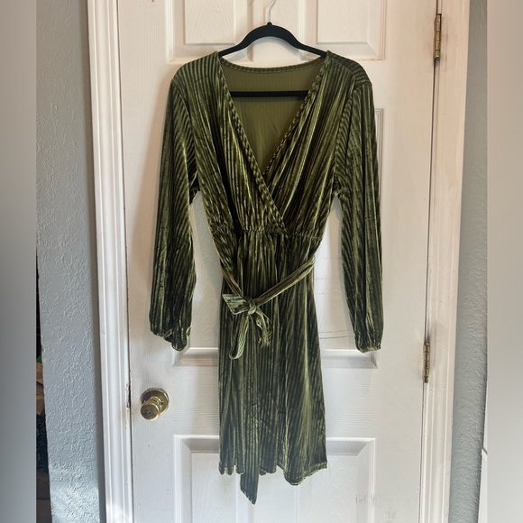 Green Velvet midi longsleeve dress - Picture 2 of 3